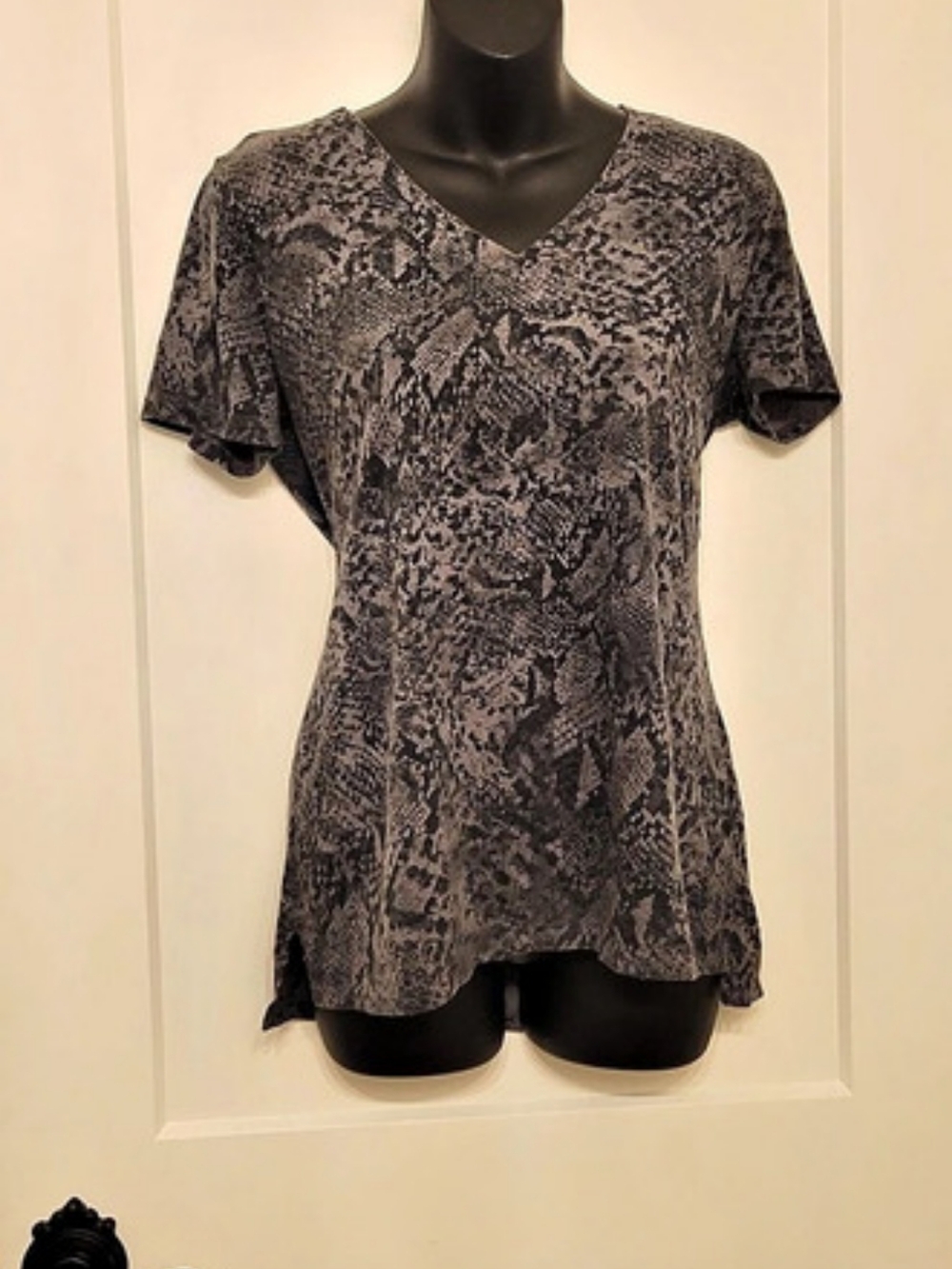 ana Animal Print Short Sleeve Top in Gray & Black Size Medium